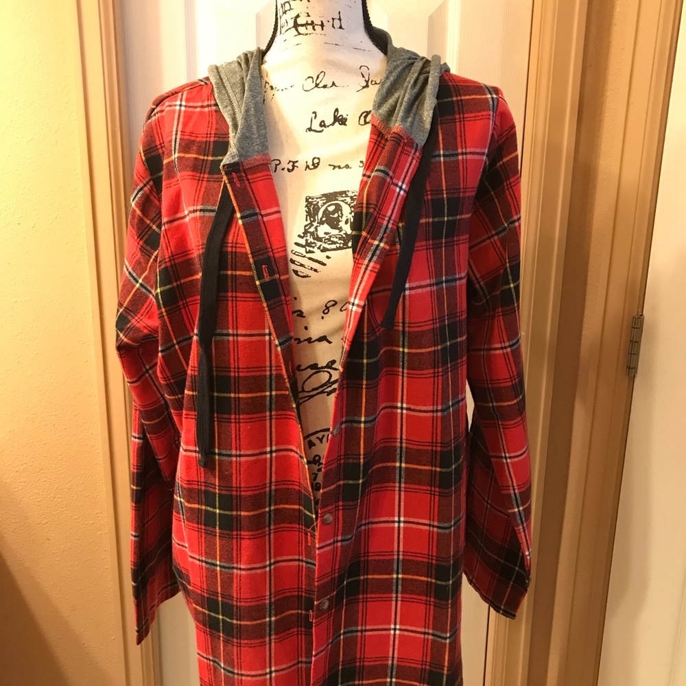 Light weight flannel plaid button up shacket.